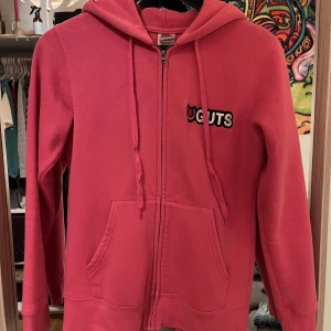Y2K HOODIE - Skitsnygg y2k hoodie som inte kommer till användning. Den sitter bra och har inga tydliga defekter. Köp gärna med köp nu🌟🌟 