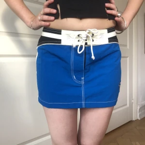 Surf HOT kjol - Snygg Surf HOT minikjol med kardborreband. Storlek: S