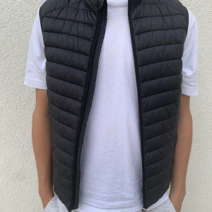 Väst  - Dunväst. Säljer för 700, köpt för 1200. 