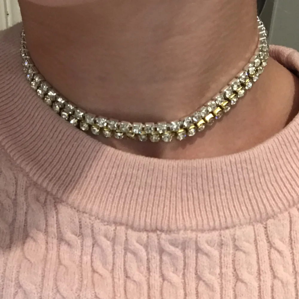 Strass halsband av guld och silverkedja. Nytt oanvänt och handgjort.  Kontakta gärna vid frågor  Har också andra smycken på min profil och liknade halsband som detta.. Accessoarer.