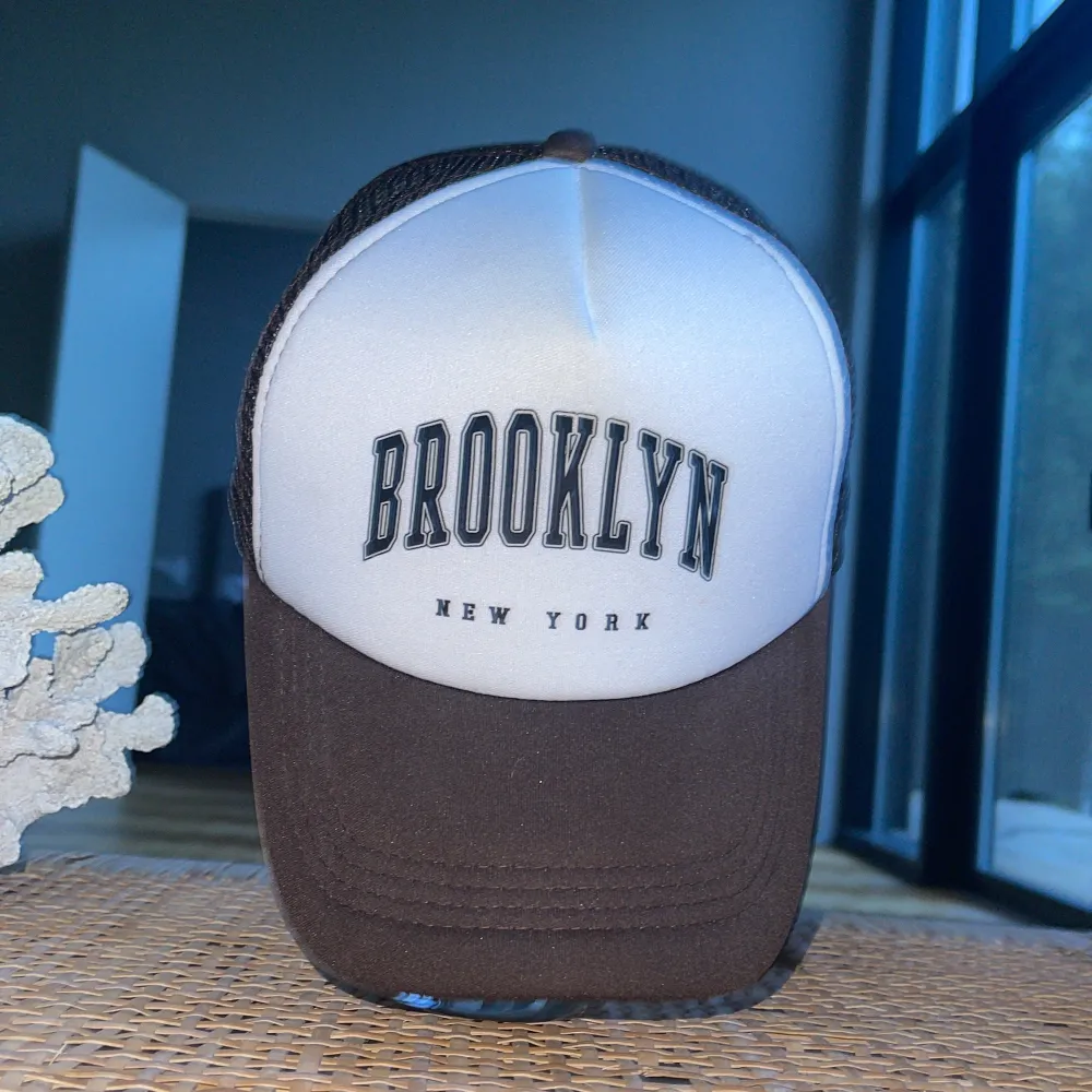 En Brooklyn New York keps som bara säljs i New York. Övrigt.