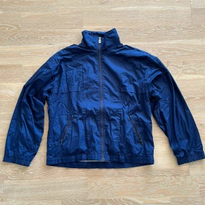 Bagheera Vindjacka  - Hej! Säljer denna coola vindjackan från Björk&Secondhand! Märket är Bagheera. Den är i bra skick och inga fläckar eller hål. Har använts 1 gång. 