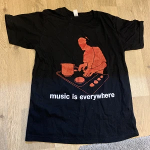 T-shirt music  - Säljer denna snygga t-shirt med tryck. Använd ett år gånger men fortfarande i väldigt fint skick! 