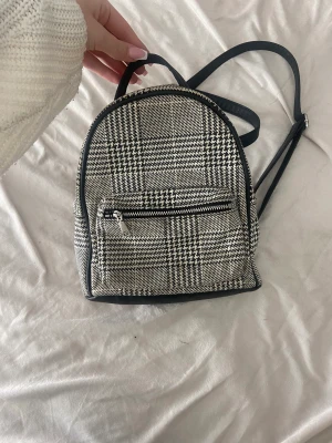 Väska  - Söt mini ryggsäck säljes!  Använd runt 5 gånger, men inga defekter och ser ut som ny. Säljer pågrund av att jag inte får användning av den längre  Vid frågor tveka inte med att höra av er🥰