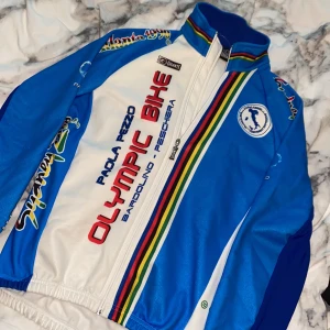 Cool gigante jacka! - Köpt från Stockholm då jag tycke om den på vit outfit eller så, tog på mig den ett tag och den är ganska fin men tyvärr nyligen bytte jag stil till old money så den kom aldrig till användning efter🤍✨