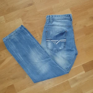 Diesel jeans - Säljer dessa sjukt snygga diesel jeans som tyvärr var för små på mig. De är sjukt unika och passar till mycket. De sitter bra på någon som är 180 och neråt. Hör gärna av dig vid eventuella frågor