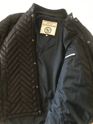 Jacka  - Säljer en denna jacka som är i princip helt ny, haft den på mig en enda gång och aldrig mer.  Inga defekter alls.   Det är bara att skriva ifall ni har frågor.  