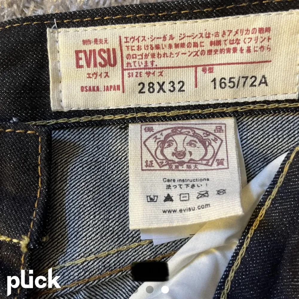 Supersnygga evisu jeans!! 🌟Säljer då dem inte passade mig (själv köpt på plick). Innerbensmått: 80 cm, midjemått: 36/37 cm.  Förra ägaren skrev att de endast är testade, ej använda. Kostar från början 1300kr ⚡️hör av dig vid frågor💓. Jeans & Byxor.