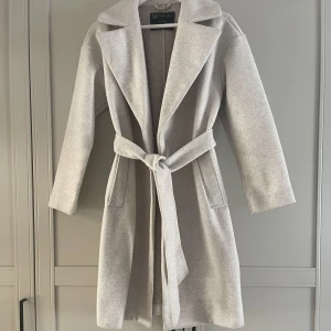 Beige kappa - Säljer denna kappan som är perfekt inför hösten då den inte får någon användning längre.🤍 Storlek 34 men passar mig som bär 36 i vanligt fall. 🤍 Kappan är i väldigt bra skick🤍