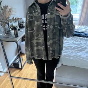 grön camoflagemönstrad jeansjacka med nitar från ciminy paris i storlek l så den sitter lite oversized men så snyggt och är i bra skick