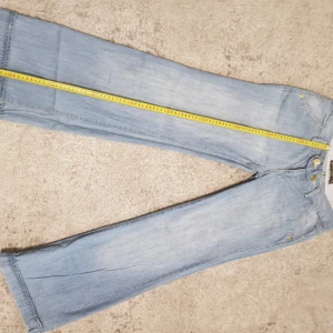 Ljusblå bootcut jeans - Otroligt snygga bootcut jeans i perfekt färg😇stolen 36!! Tyvärr har jag ingen bild på då dem är för stora på mig💖