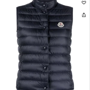 moncler väst - monclerväst strl 12 passar mig som är en xs! Så fin men kommer tyvärr inte till använding 💕 Kan byta mot nånting i samma prisklass!