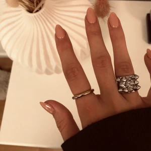 Edblad ring  - Edblad ring med nitar i storlek XS (16.0 mm) 💛