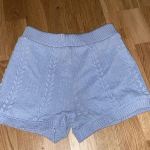 byxor - stickade mjukis byxor, korta. supersköna. sparsamt använda