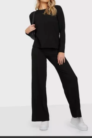 Ribbat sett - Helt nya endast testade super fint set  Ny pris 599  Mitt pris 300