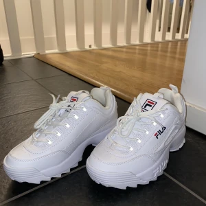 Skor - Helt nya fräscha fina skor, aldrig använda då jag ångrade mig men orkade inte hålla på med retur. Säljer billigt för vill bara bli av med dem då det är fullt i garderoben hemma☺️