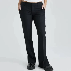 Bikbok kostymbyxa - Söker bikbok’s vera kostymbyxa i low waist (Inte petite modellen!!) helst utan slits i strl 36 eller 38, inga defekter kan betala 400kr💕