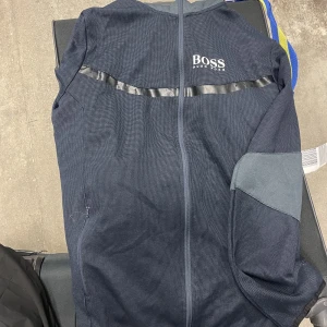 Hugo boss kofta - Hej säljer min Hugo boss kofta  Storlek M/L Pris 400kr Använd 1gång