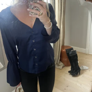 Mörkblå blus  - Mörkblå blus från NA-KD. Storlek 38 men passar på mig som brukar ha S. Köparen står för frakten📦pris kan diskuteras💕