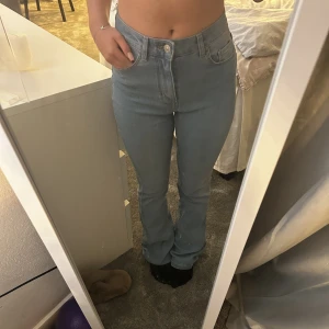 Blåa jeans - Fina blåa jeans som skönare än jeans materialet. Säljer för att de är för långa från mig. Men jag har bara andvänt de 2 gånger.