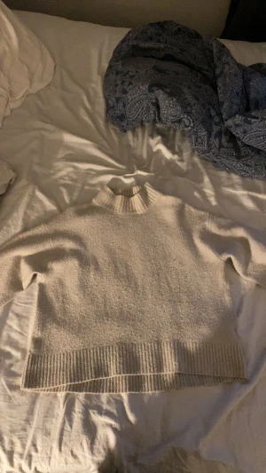 Stickad tröja  - Stickad tröja från uniqlo knappt använd 