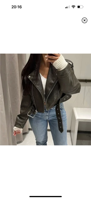 Zara skinnjacka  - Säljer min oanvända zara jacka då den inte kommer till användning. Aldrig använd med prislapp!  Kan tänka mig gå ner i pris vid snabb affär  (Första bilden är lånad) 
