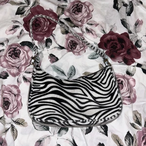 Zebraväska bikbok - Liten axelväska med zebramönster från Bilbok. Använt ca 5-10 gånger och är så gott som ny💕