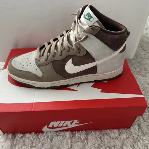 Nike Dunks High ’Light Chocolate’ - Säljer dessa skorna då jag inte använder de något mer. De är använda och har därför någon crease men inte större skador.