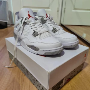 Jordan 4 Oreo Retro - Fått i present av en kusin från USA men passar inte mig eller honom. Använda en gång så går inte att lämna tillbaka, men de är jävligt fräscha.   Fler bilder i chatten, köpt för runt 4258:- och kan visas i chatten.