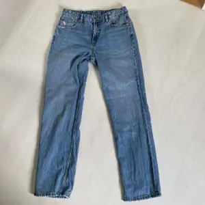 Säljer dessa super fina jeans ifrån Pull&Bear i storlek 40.  Som man kan se på sista bilden har byxorna blivit insydda i midjan!!  Vid fler frågor kring mått, mm är det bara höra av sig!!💙