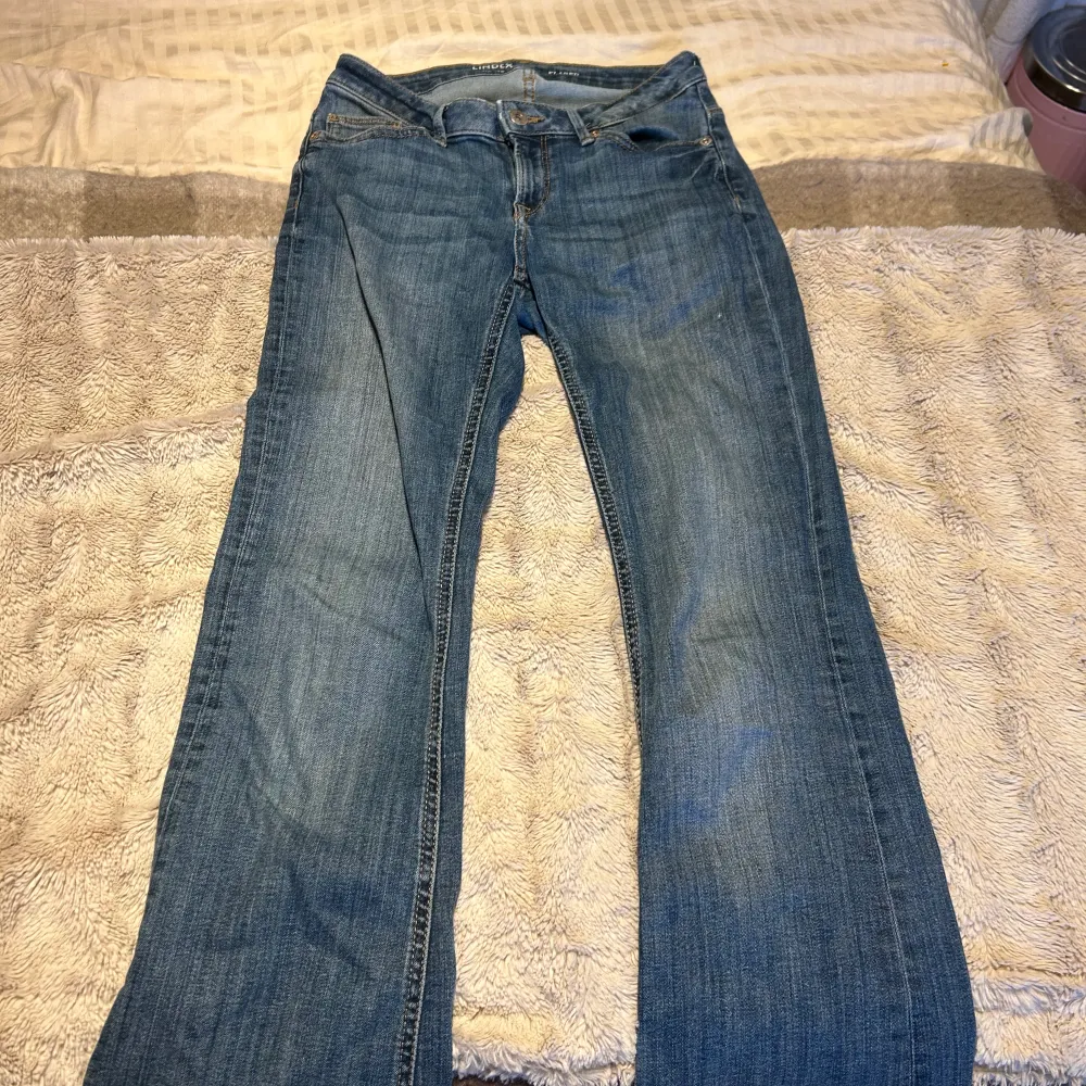 Hej, Säljer ett par skit snygga lågmidjade jeans,ganska andvända<3. Jeans & Byxor.