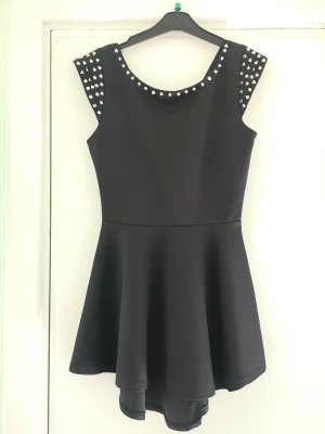 Top med nitar - Säljer en top/klänning med nitar. Längd från axel och ner till det längsta är 72cm.