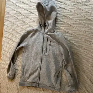 Säljer denna sail racing hoodie, tröjan är använd typ 1-2 gånger, ny pris är 999 kr💕priset är diskuterbart. hör av er vid fler frågor eller bilder 