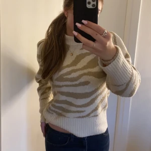 Mysig stickad❤️‍🔥 - Säljer denna jättemysiga stickade tröja med lite puffaxlar ifrån Gina som tyvärr inte använda längre, så fint skick!🤍💗 Perfekt för hösten!