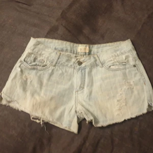 Jeansshorts  - Korta ljusa jeansshorts från gina tricot