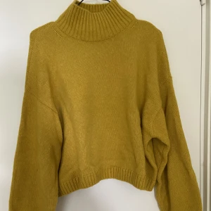 Other Stories polo - Megasnygg senapsgul tjocktröja perfekt till hösten! Knappt använd och i mycket gott skick❣️🧡