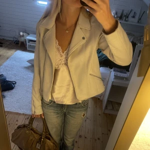 Jacka - Beige / cremevit jacka i mocka imitation. Står ingen storlek men skulle säga att den är xs.