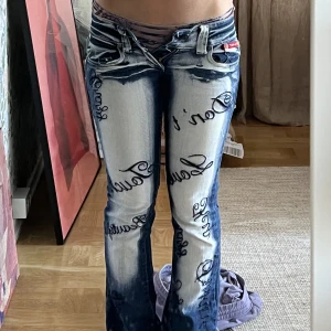 Crazyage jeans - Äkta Crazyage jeans som är fett vackra men för små. Är 162 och de satt perfekt i längden. Inga defekter förutom det jag visa på sista bilden vilket är ett litet fett fläck som inte är så synligt. De är bootcut och har inte använts en ända gång.
