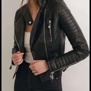 SkinnJacka eller Läder jacka - En fin skinnjacka har använt under en liten period men tröttna snabbt❤️köpte för 699kr