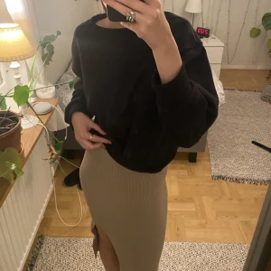 Kjol - Fin Beige kjol som ej kommit till använding. Kjolen är från gina tricot. 💘