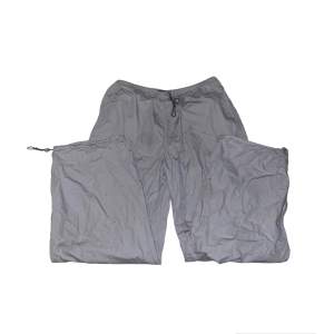 gråa parachute pants från h&m, använda typ 1 gång så dem är som nya. midjan kan justeras även vid vaderna.