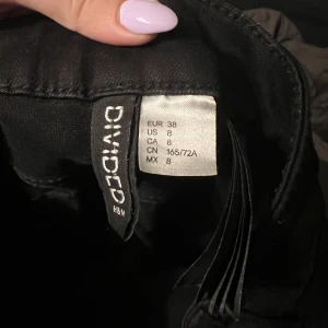 Jeans HM  - Ena bilden råkade bli upp och ner men fina med hål på knäna 