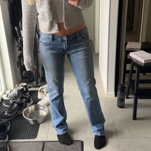 Lågmidjade jeans - JÄTTEFINA lågmidjade jeans, säljer då jag redan har ett par likadana! Endast använta en gång alltså i nyskick:) 