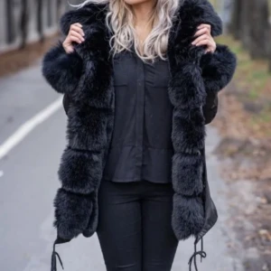 Vinterjacka - Vill bli av med min vinterjacka, använd men i ok skick, inte äkta päls men fluffig. Prutbart