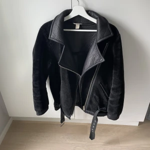 Fluffig jacka  - Fluffig jacka från H&m, stl 36 men sitter  mer som en 40. Använd men bra skick