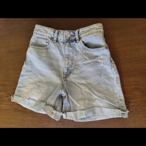 Jeansshorts  - Blå jeansshorts väldigt sköna, hög midja. 