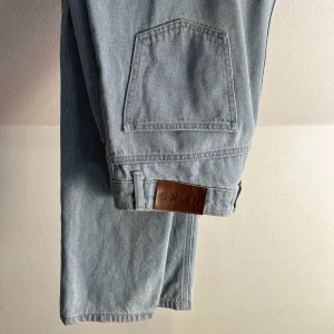 Raka jeans - Raka jeans från NAKD. Sitter lite lösare på mig som är strl 26/XS/34. Finns inga tecken på användning. 