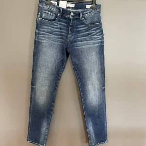 Selected Home jeans  - Säljer ett par Selected Home jeans som är riktigt snygga. Jeansen är helt oanvända. Modellen är Slim Leon. Nypris: 900kr Hör av dig vid eventuella frågor!