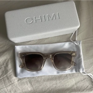 Chimi solglasögon  - Säljer mina chimis i modellen 04 och färgen Ecru!! Säljer pgr av att jag vill köpa ett par andra chimis🤩 Dom är knappt använda och har kvar både fodral, påse och helt oöppnad rengöringsduk!! Nypris 1250kr