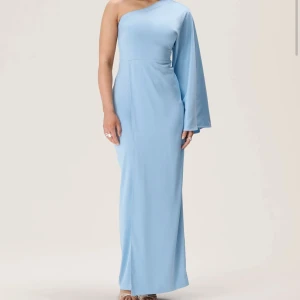 Athenas dress adoore - Säljer denna otroligt fina klänning från adoore😍 Använd 1 gång😍